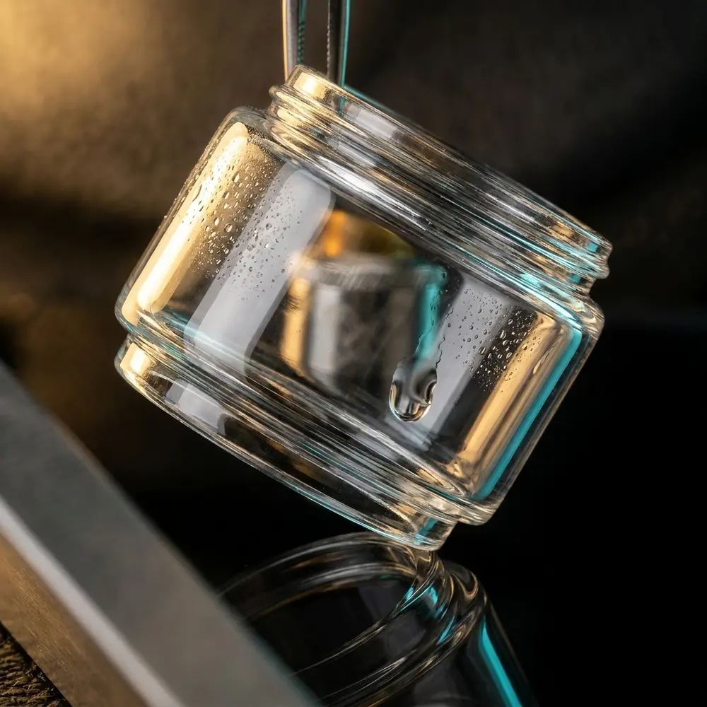 Vidro de reposicao Dead Rabbit V2 5ml suspenso sobre acrilico preto com luzes dourada e azul - Vapor Gringo