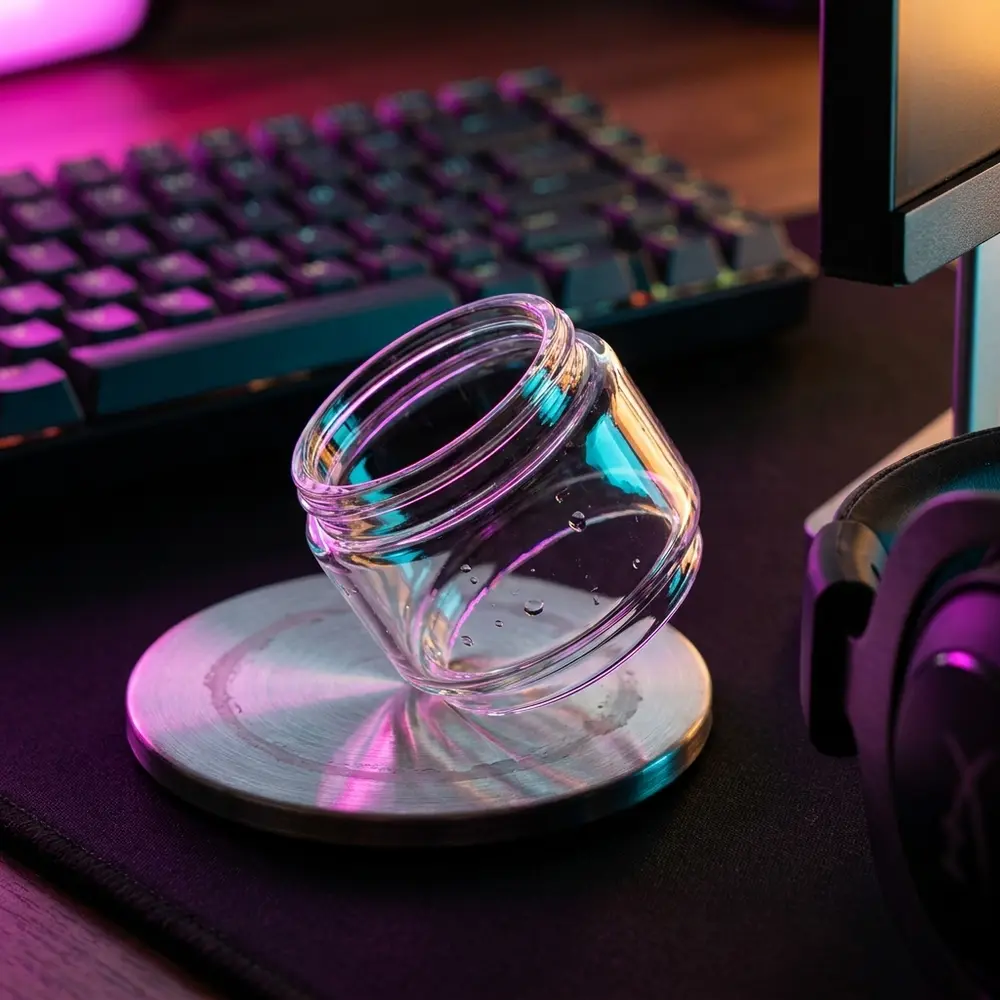 Vidro de reposicao Dead Rabbit V2 sobre mesa gamer com reflexos RGB e teclado mecanico ao fundo - Vapor Gringo