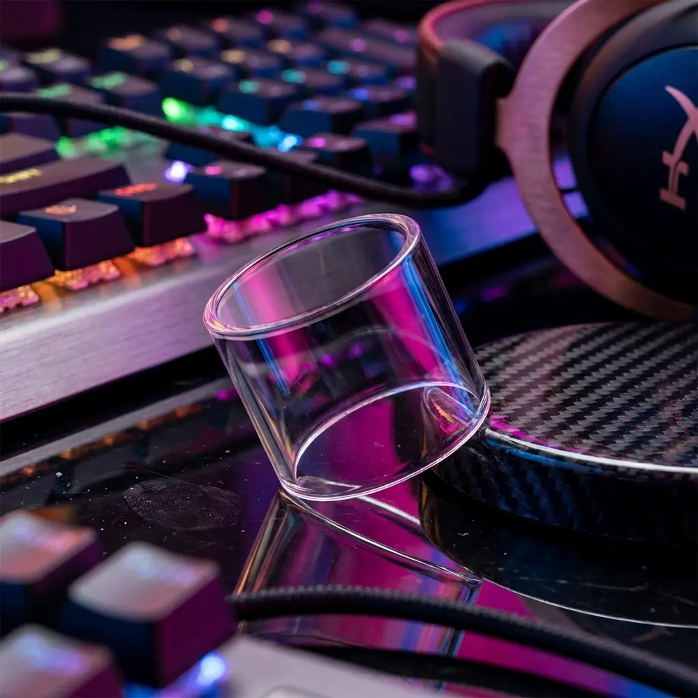 Vidro PCTG Destiny Hellvape apoiado em mesa de gaming com reflexos RGB, teclado e bokeh neon ao fundo - Vapor Gringo