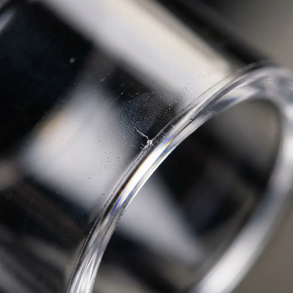 Close-up do vidro PCTG reto Destiny Hellvape mostrando borda transparente, refração e pequenas gotículas - Vapor Gringo