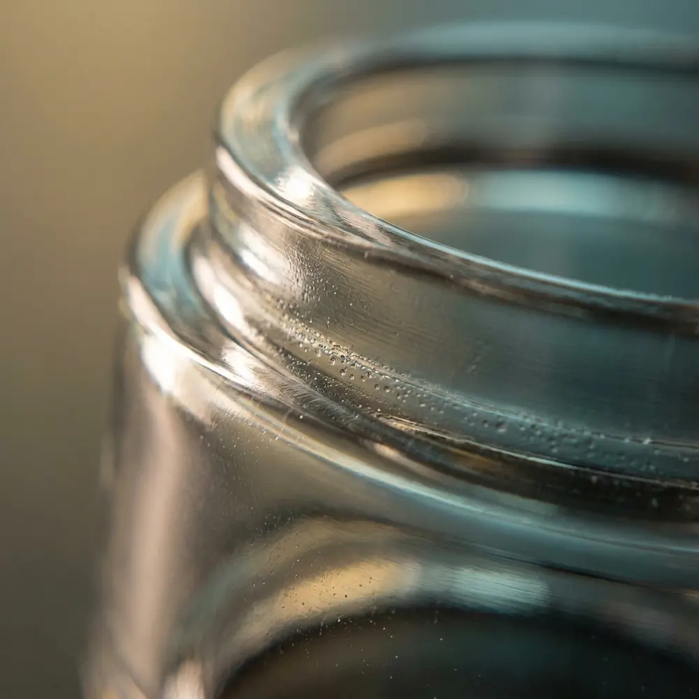 Detalhe macro do vidro Bubble Nexmesh OFRF com gotas de condensacao e reflexos precisos na curvatura - Vapor Gringo