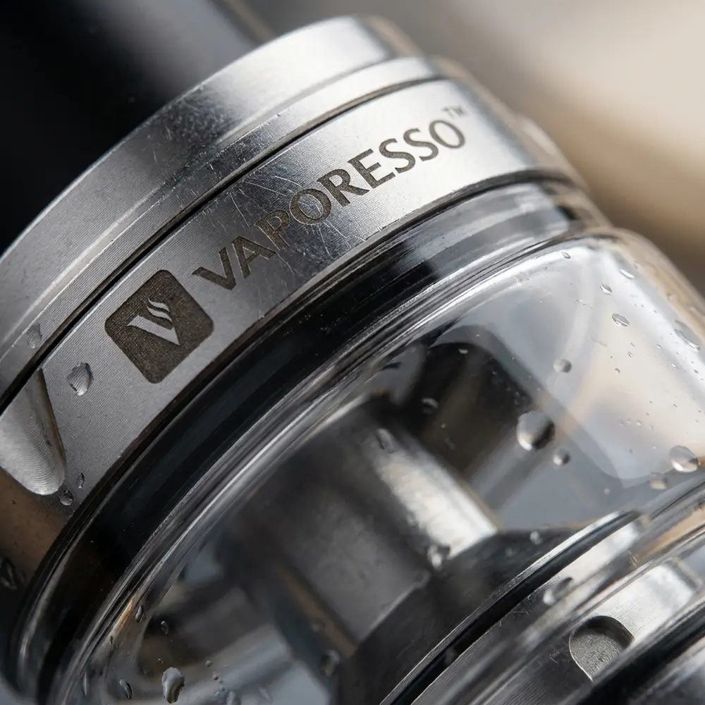 Macro do vidro de reposição Bubble Sky Solo Gen Nano Vaporesso mostrando marca, junta metálica e condensação nas bordas - Vapor Gringo