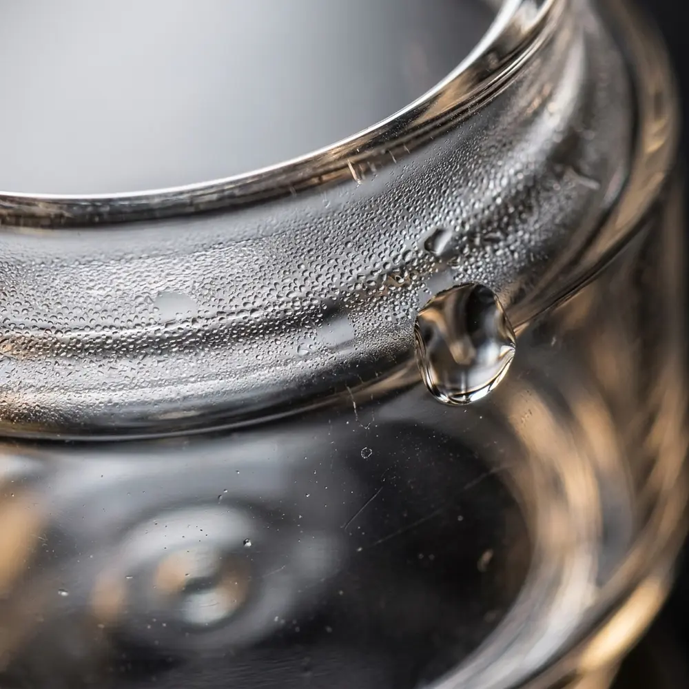 Detalhe do vidro reposicao Bubble TFV8 Big Baby da Smok mostrando curvatura, reflexos e microgotas - Vapor Gringo