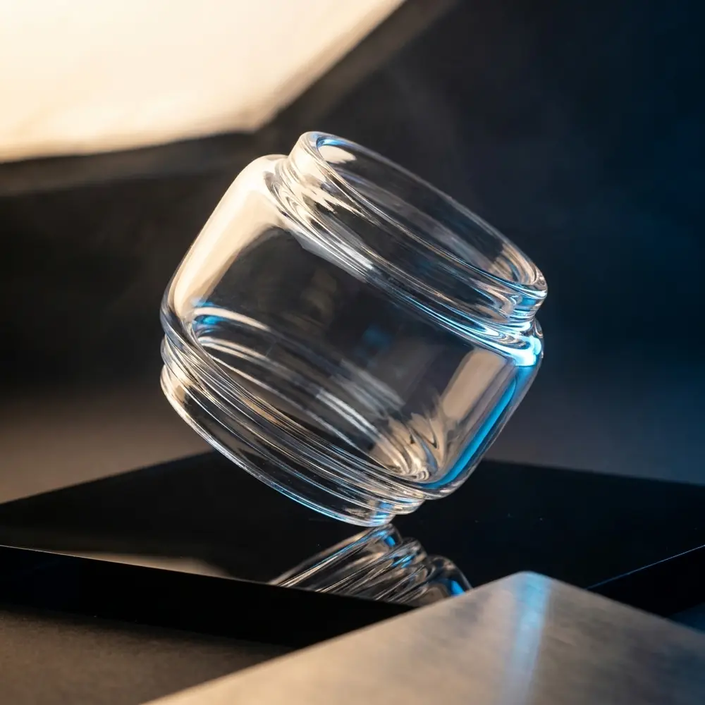 Vidro de reposicao Bubble Voluna 2 suspenso sobre acrilico preto, vidro bolha com reflexos azuis e dourados e sombra realista - Vapor Gringo
