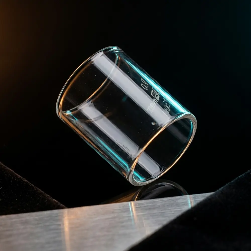 Vidro reposicao NRG SE Vaporesso sobre base acrilica preta com luzes âmbar e azul e reflexos marcantes - Vapor Gringo