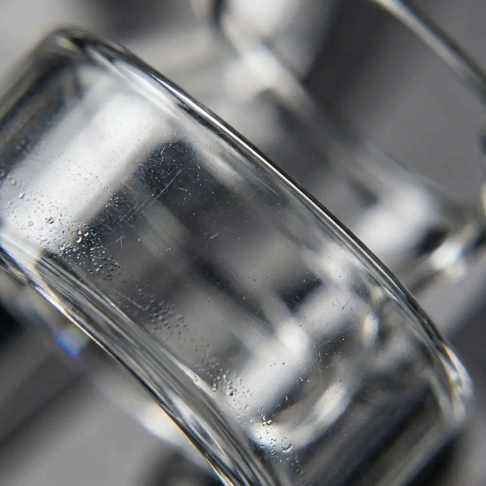 Macro do vidro de reposicao reto 6ml Captain Ijoy mostrando borda do vidro, texturas, gotas de condensacao e reflexos - Vapor Gringo
