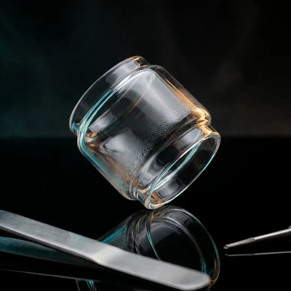 Vidro de reposição reto TFV12 Prince da Smok suspenso sobre acrílico preto com luzes azul e âmbar - Vapor Gringo