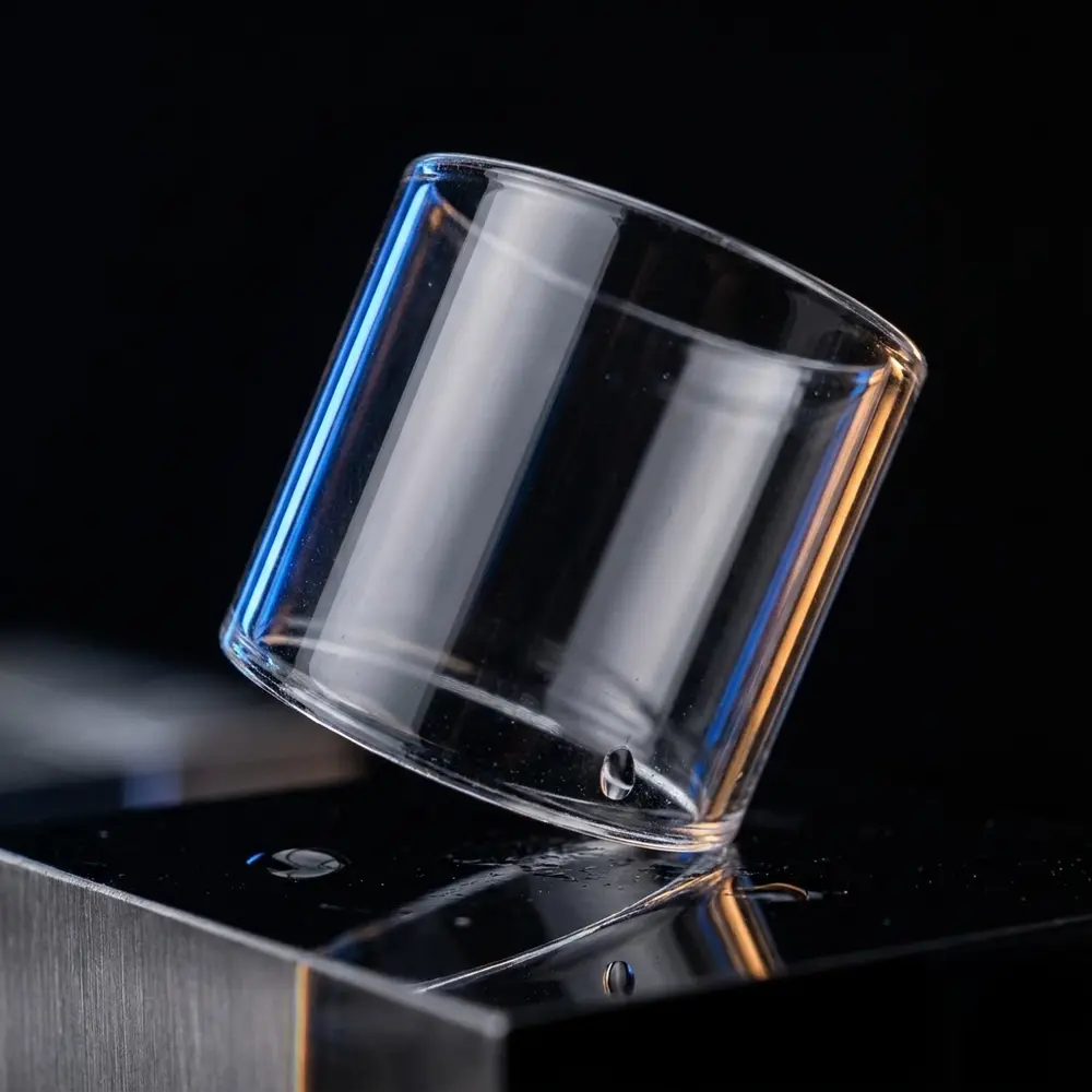 Vidro reposicao Veco Solo Plus 4ml inclinado sobre base acrilica preta com luzes dramáticas e reflexos - Vapor Gringo