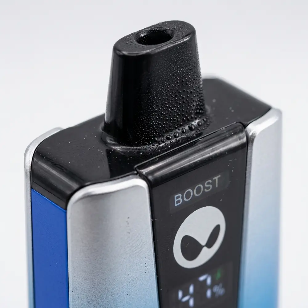 Detalhe macro do bocal e visor do Pod Waka soPRO Titan com gotas de condensacao e reflexos metalicos - Vapor Gringo
