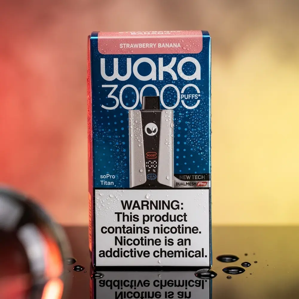 Pod descartável Waka soPRO Titan strawberry banana suspenso sobre superfície acrílica preta com reflexos e iluminação vermelha e amarela - Vapor Gringo