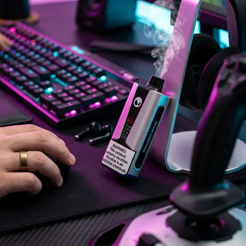 Pod Waka soPRO Titan strawberry banana apoiado em mousepad RGB, teclado mecânico e reflexos neon em ambiente de gaming - Vapor Gringo