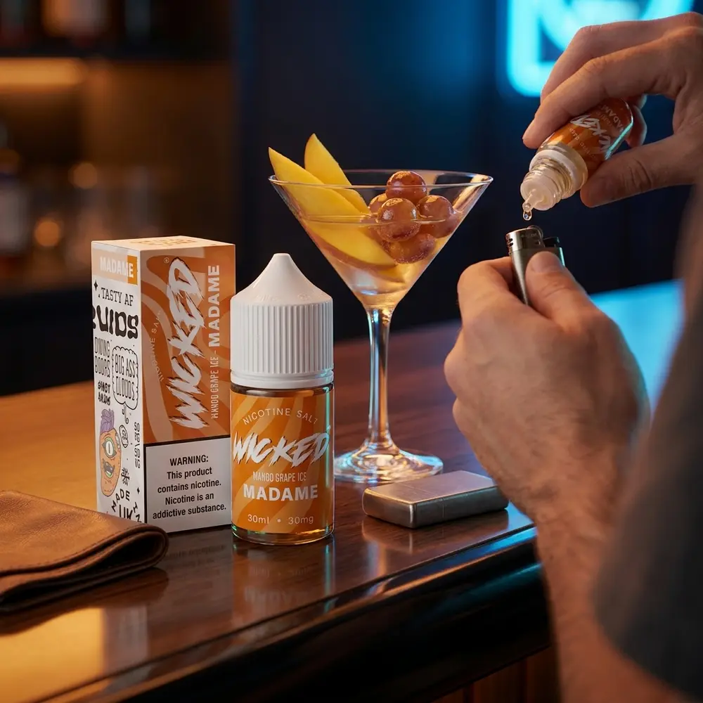 Frasco Wicked Salt Mango Grape Ice Madame em balcão de lounge luxuoso com coquetel de manga e uva. - Vapor Gringo