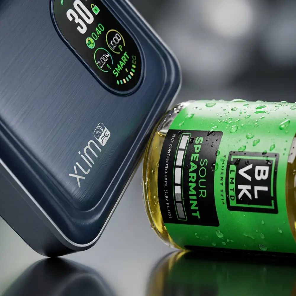 Detalhe macro do Xlim SQ Pro e rótulo BLVK Sour Spearmint mostrando textura metalica e condensação - Vapor Gringo