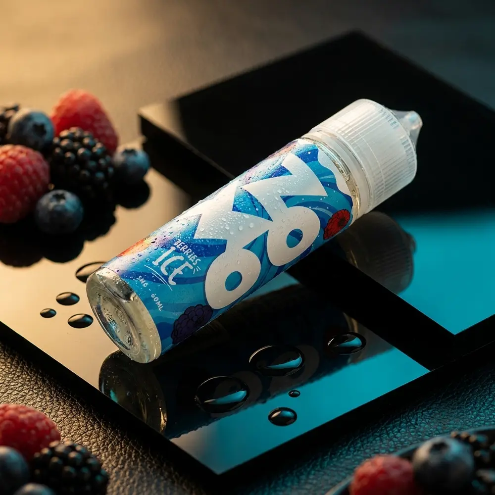 Frasco Zomo Berries Ice sobre acrílico preto com condensação e iluminação dramática, campanha premium. - Vapor Gringo