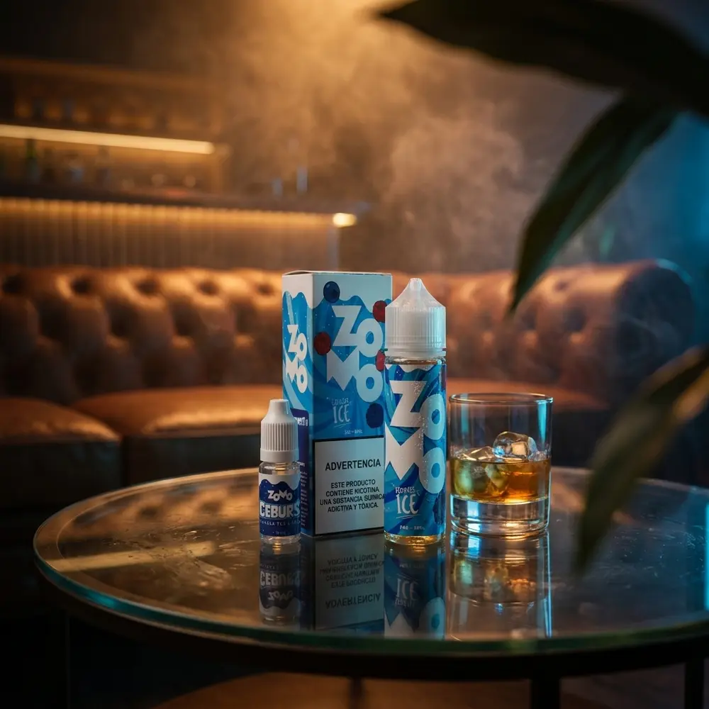 Frasco Zomo Berries Ice em lounge urbano de luxo sobre mesa de vidro com copo e luz ambiente. - Vapor Gringo