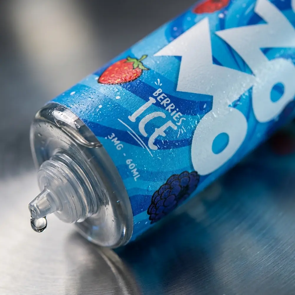 Close-up do rótulo e bico do Zomo Berries Ice com gotas de condensação e reflexos detalhados. - Vapor Gringo