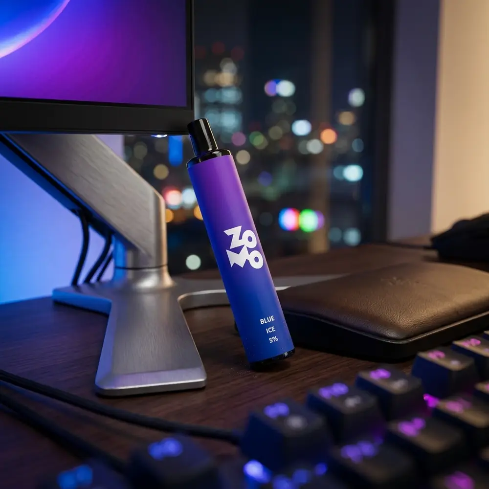 Zomo Flow Blue Ice sobre mesa gamer entre teclado RGB e janela com bokeh da cidade ao fundo - Vapor Gringo