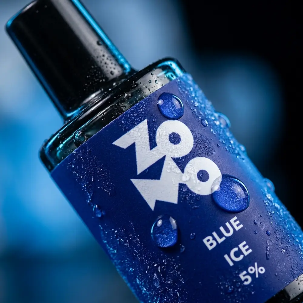 Close-up do bocal e logo do Zomo Flow Blue Ice com gotas de condensacao e acabamento translucido - Vapor Gringo