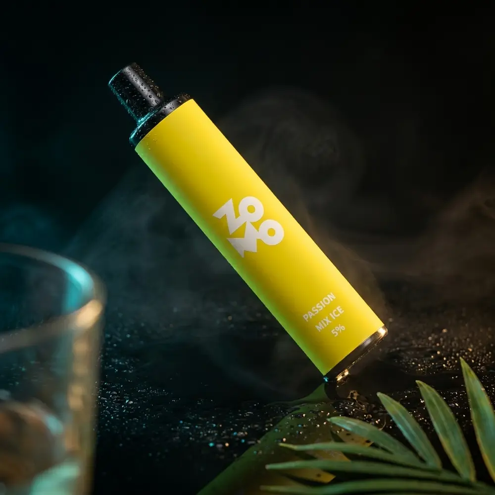 Pod descartável Zomo Flow Passion Mix Ice em estúdio sobre acrílico preto com gotas e iluminação dramática - Vapor Gringo