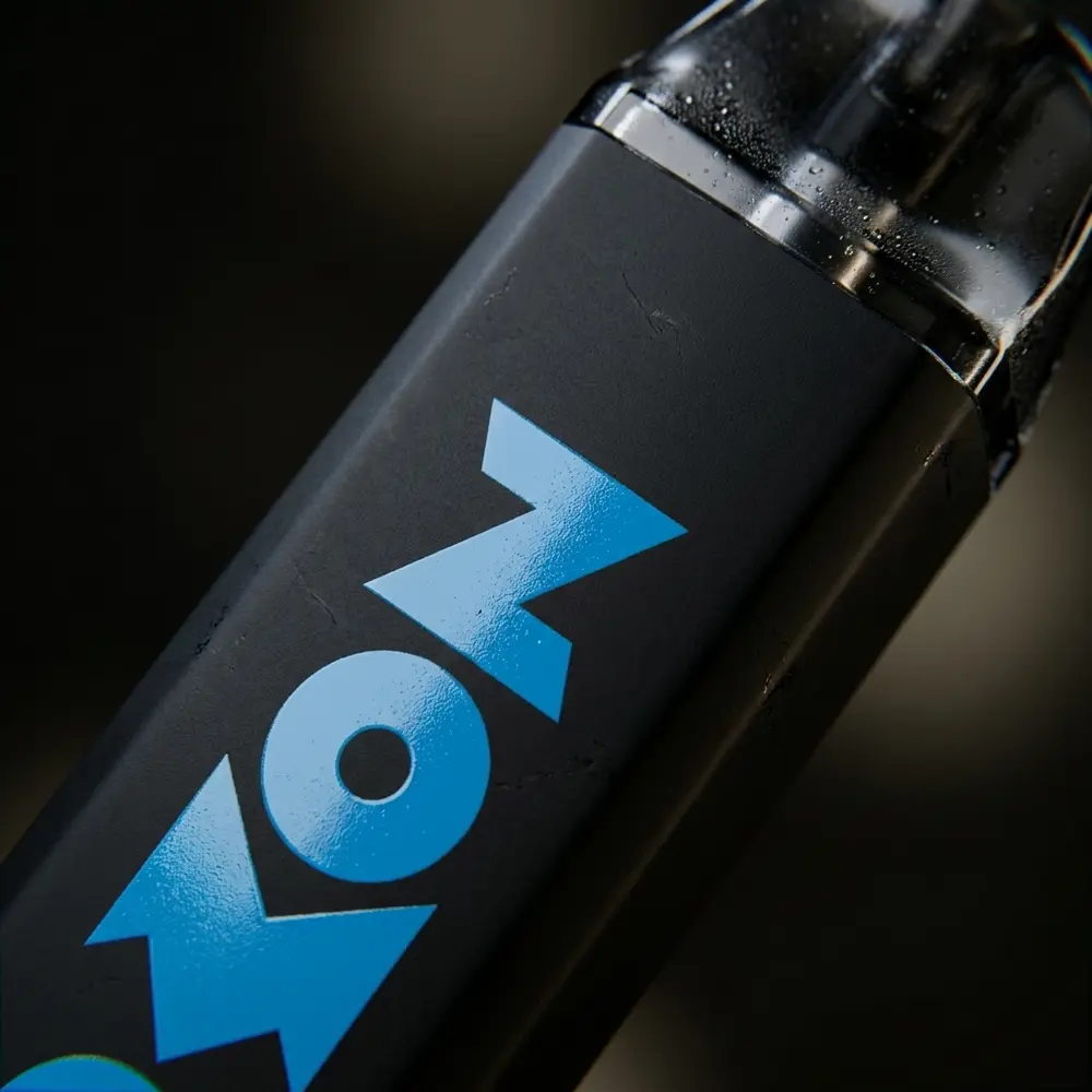 Macro do Pod Zomo Party Passion Mix Ice mostrando logo, textura da carcaça e reflexos metalizados em detalhe - Vapor Gringo