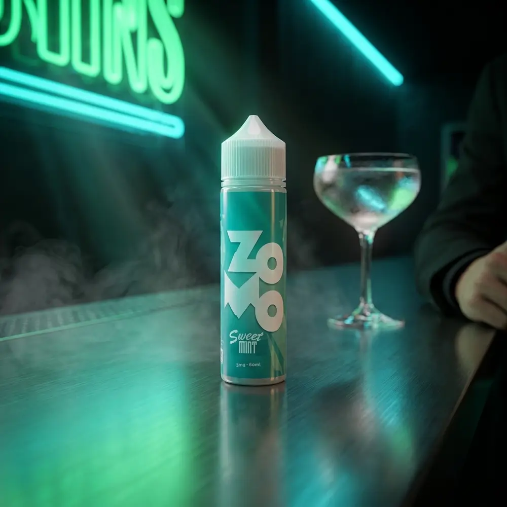 Garrafa Zomo Sweet Mint sobre balcão metálico em lounge urbano com reflexos neon e mão recortada - Vapor Gringo