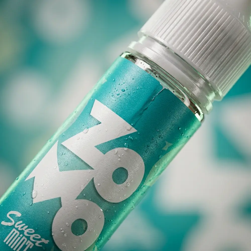 Close-up do rótulo Zomo Sweet Mint com condensação, textura do plástico e detalhes de tipografia - Vapor Gringo