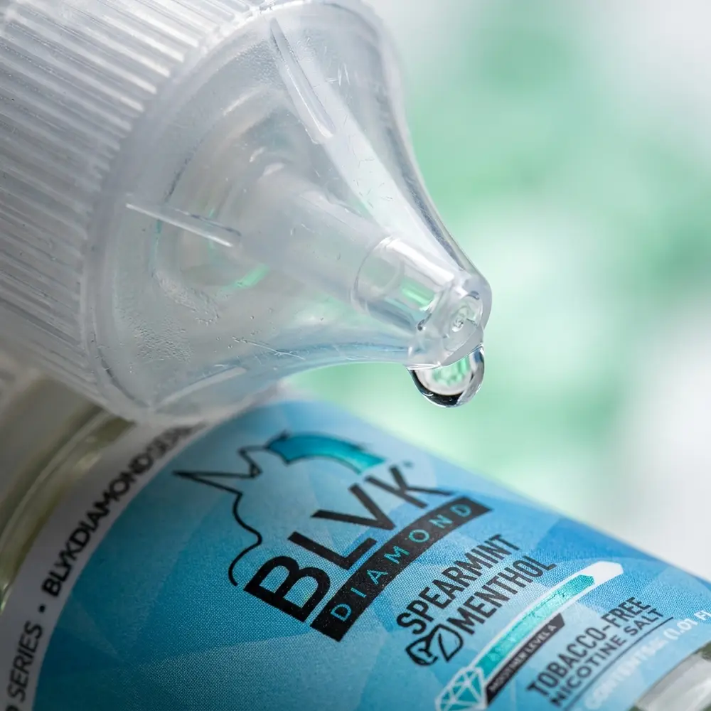 Bico e rótulo do líquido Blvk Unicorn Salt com gota pendente e textura do rótulo claramente visível - Vapor Gringo