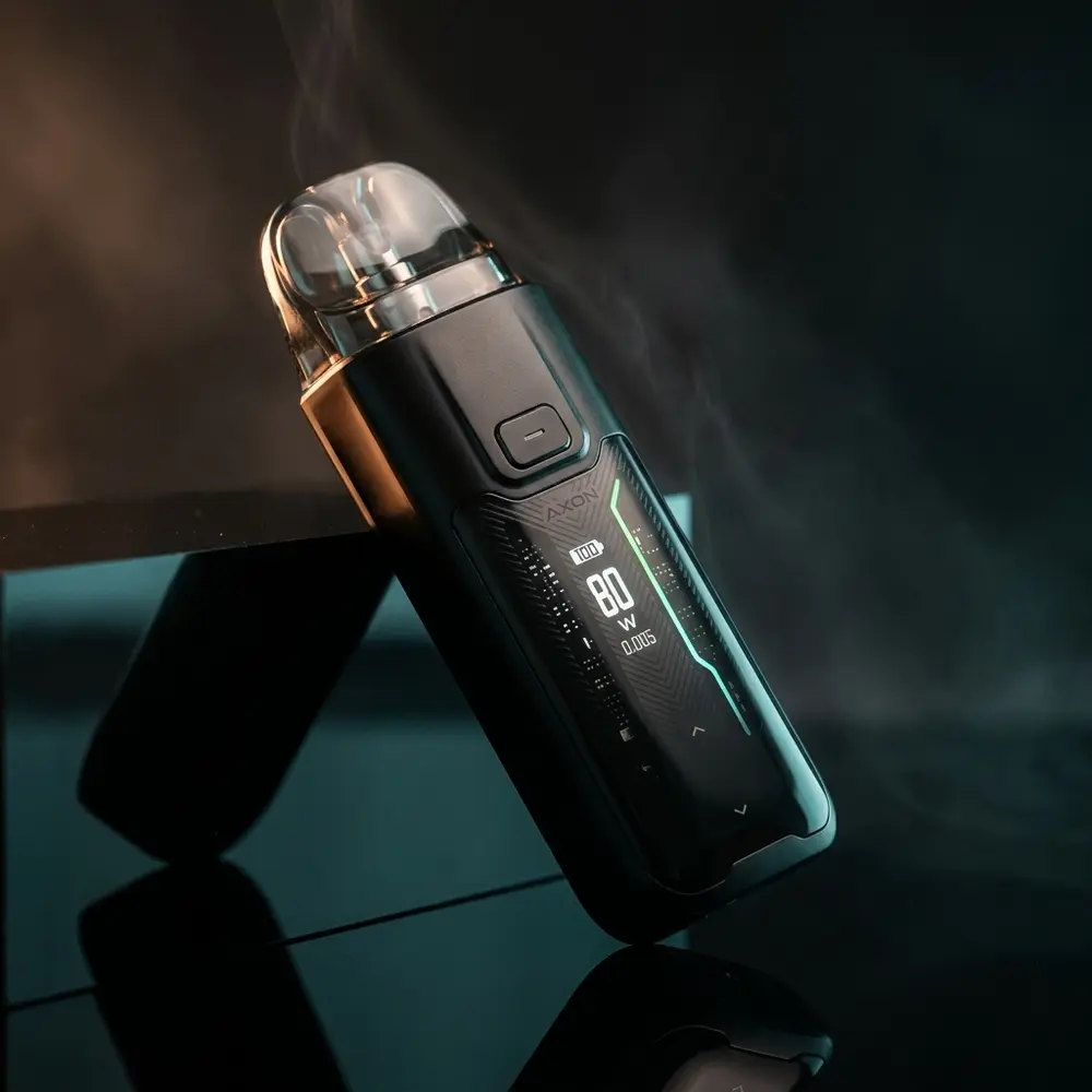 Kit Pod Luxe XR Max apoiado sobre acrilico preto com luzes dramáticas e tela OLED visível - Vapor Gringo