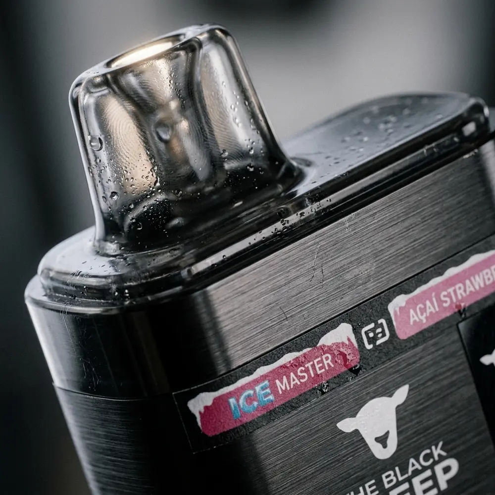 Detalhe macro do bocal e logo do Pod Ice Master 40000 The Black Sheep com gotas de condensação - Vapor Gringo