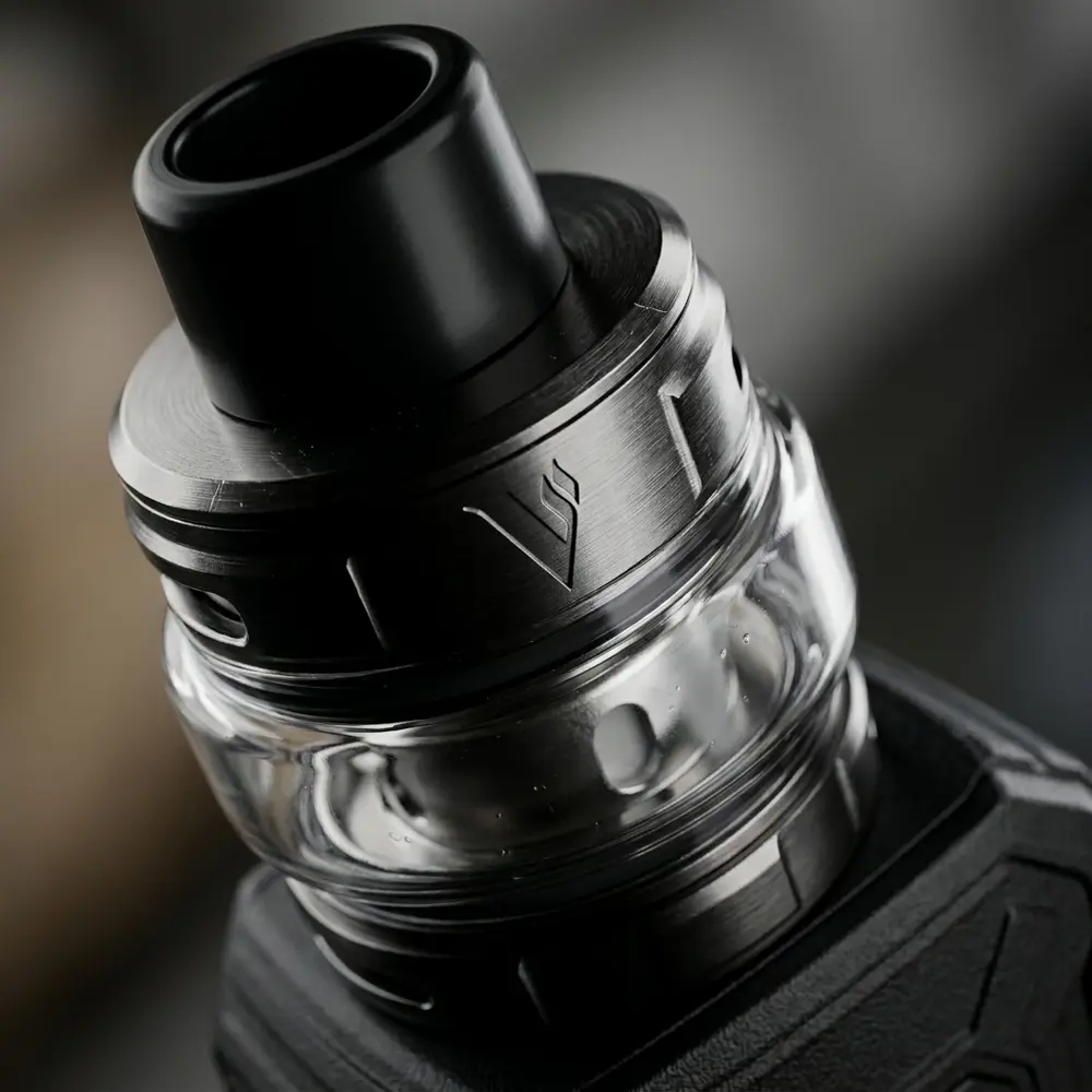 Close-up do Vaporesso Armour S mostrando logotipo, textura metalica, acabamento e condensacao sutil - Vapor Gringo